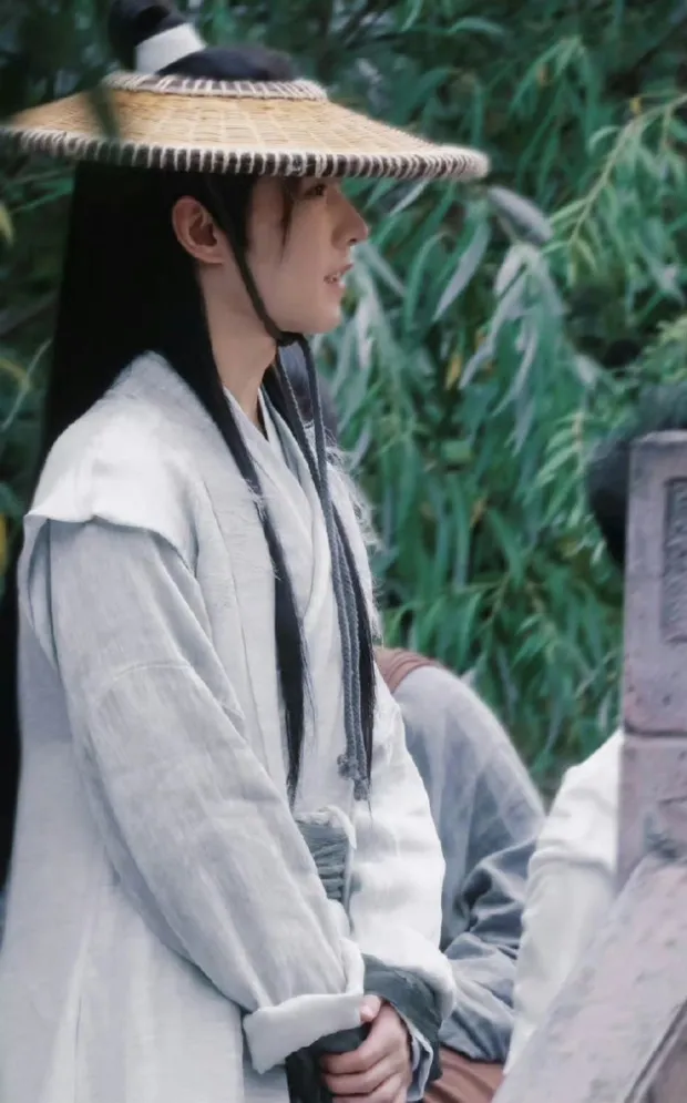 nam-than-man-anh-Hoa-ngu-mot-thoi-gay-that-vong-tao-hinh-co-trang-te-hai-bi-netizen-tay-chay-manh-me