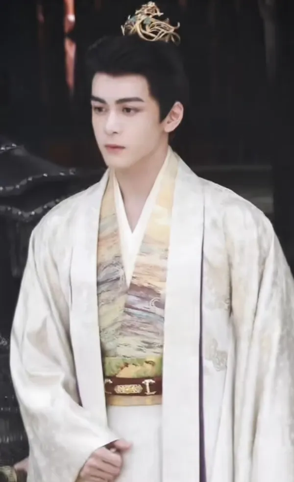 phat-sot-voi-tao-hinh-cua-Đang-Vi-trong-trang-phuc-chu-re-o-phim-moi