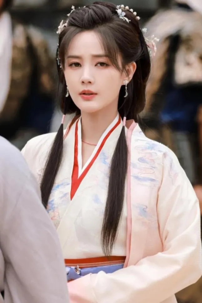 phat-sot-voi-tao-hinh-cua-Đang-Vi-trong-trang-phuc-chu-re-o-phim-moi