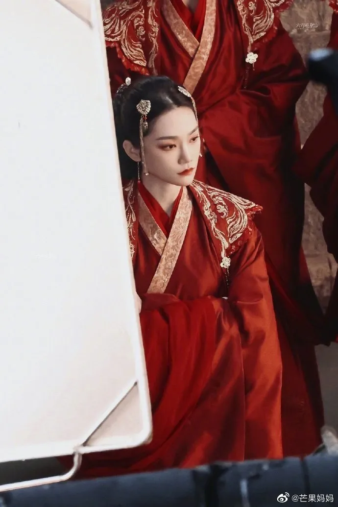 sao-nu-gay-chu-y-du-chi-dong-vai-phu-trong-Van-Chi-Vu-dien-xuat-xuat-than-voi-5-bieu-cam-khac-nhau