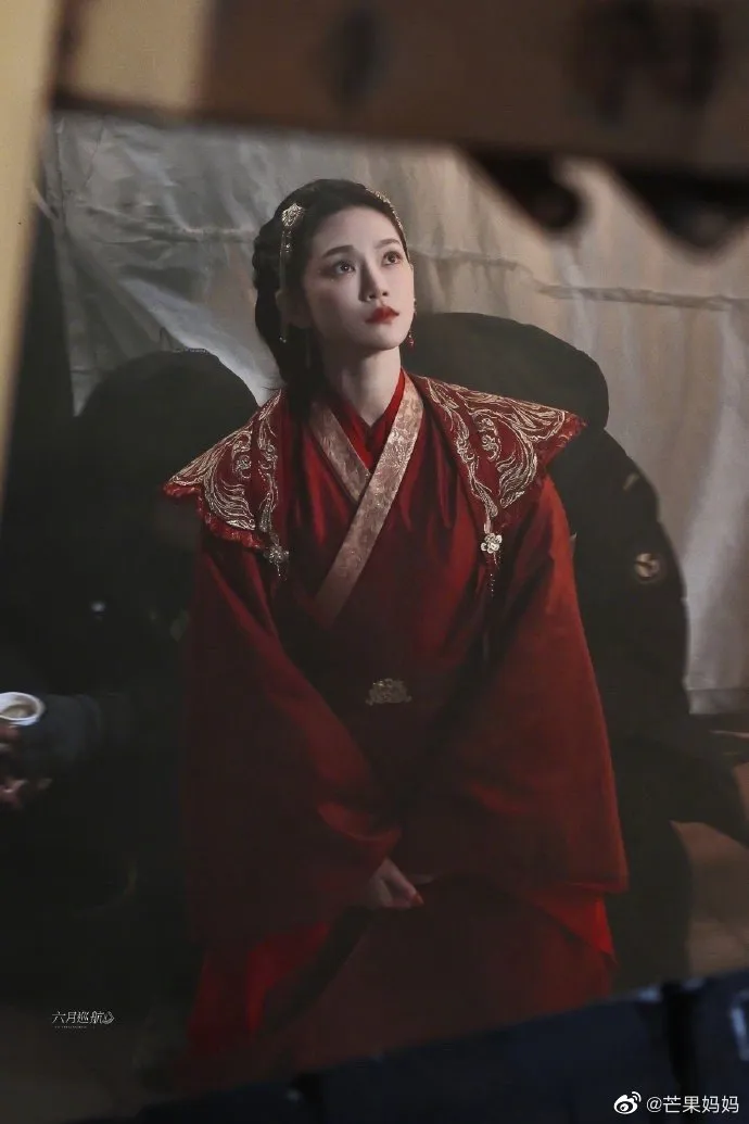 sao-nu-gay-chu-y-du-chi-dong-vai-phu-trong-Van-Chi-Vu-dien-xuat-xuat-than-voi-5-bieu-cam-khac-nhau