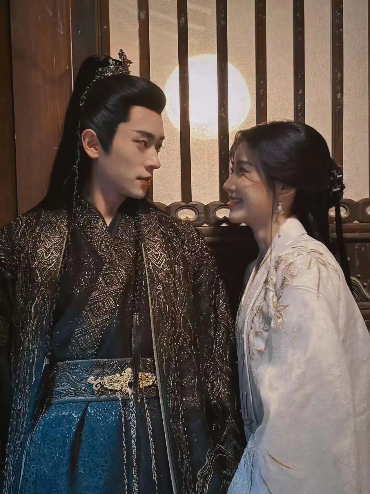 nguoi-ham-mo-ran-ran-truoc-canh-nong-cua-cap-doi-trong-phim-Hoa-ngu-hot-nhat-hien-tai