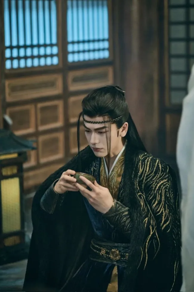 Tao-hinh-nam-chinh-Van-Chi-Vu-gay-tranh-cai-vi-trang-diem-qua-lo-lan-at-ca-ban-dien