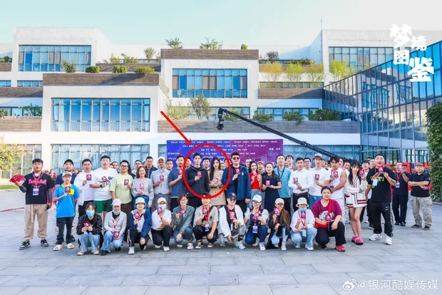 Nam-dien-vien-moi-noi-bi-tay-chay-vi-nghi-huy-keo-ban-dien-de-dua-ban-gai-vao-dong-chung-phim