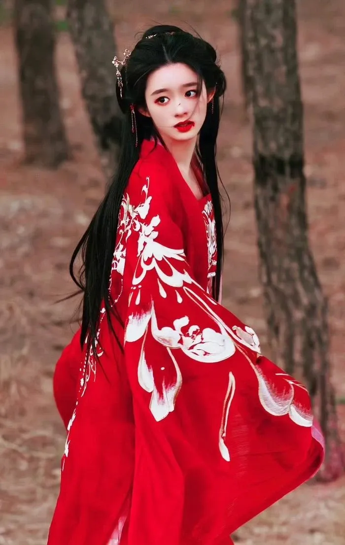 trieu-le-dinh-thua-dau-truoc-mot-nguoi-trong-cung-mot-tao-hinh-nhan-sac-ap-dao-ca-ban-goc