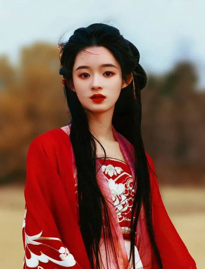 trieu-le-dinh-thua-dau-truoc-mot-nguoi-trong-cung-mot-tao-hinh-nhan-sac-ap-dao-ca-ban-goc