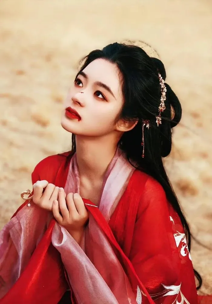 trieu-le-dinh-thua-dau-truoc-mot-nguoi-trong-cung-mot-tao-hinh-nhan-sac-ap-dao-ca-ban-goc