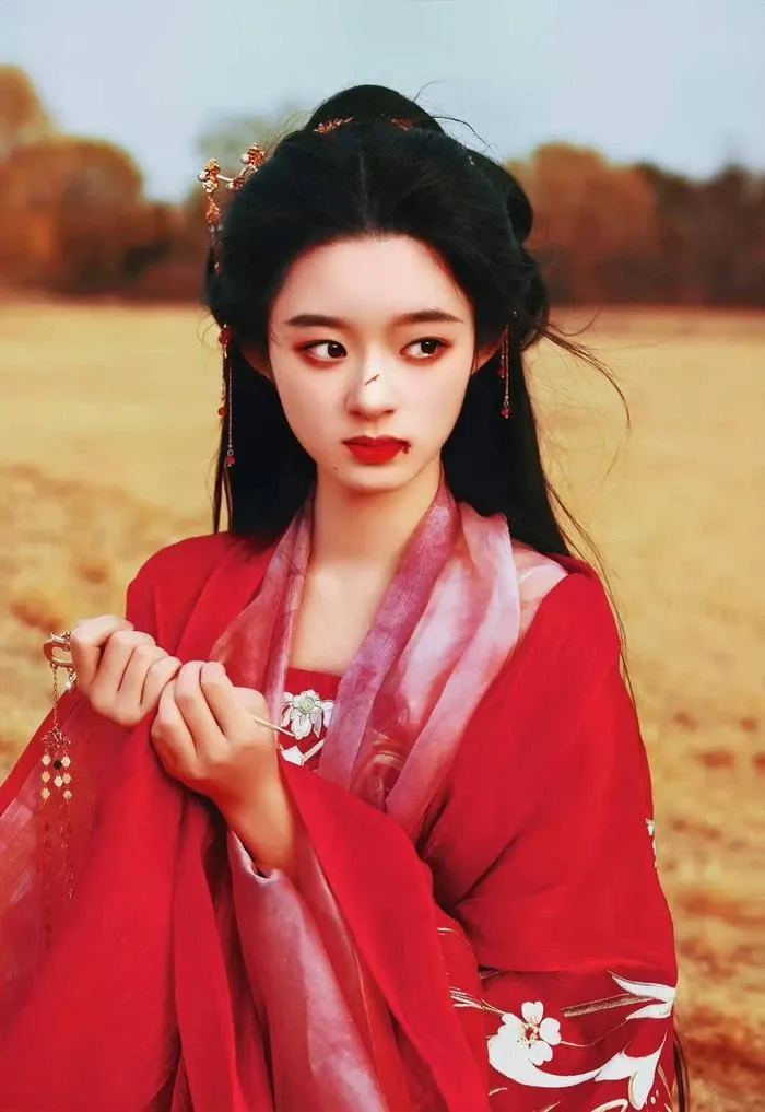 trieu-le-dinh-thua-dau-truoc-mot-nguoi-trong-cung-mot-tao-hinh-nhan-sac-ap-dao-ca-ban-goc