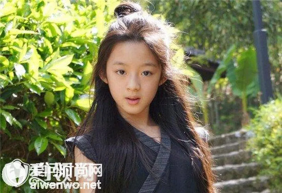 trieu-le-dinh-thua-dau-truoc-mot-nguoi-trong-cung-mot-tao-hinh-nhan-sac-ap-dao-ca-ban-goc