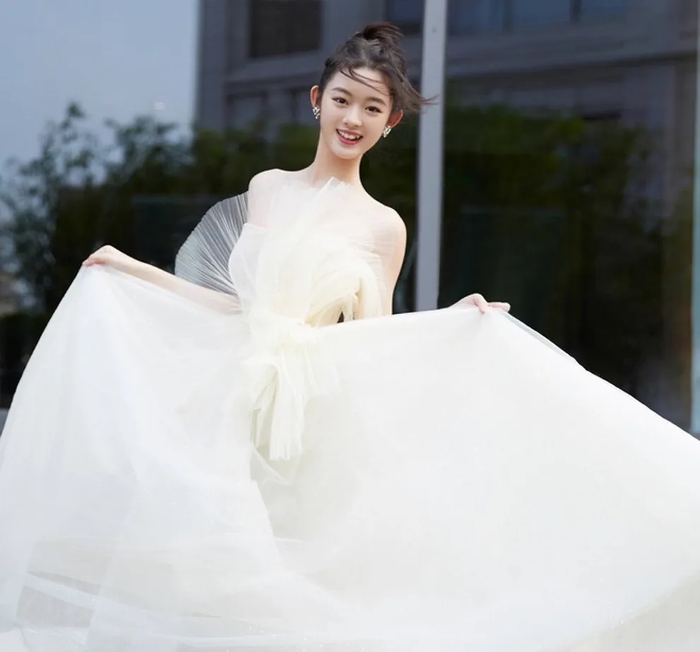 trieu-le-dinh-thua-dau-truoc-mot-nguoi-trong-cung-mot-tao-hinh-nhan-sac-ap-dao-ca-ban-goc