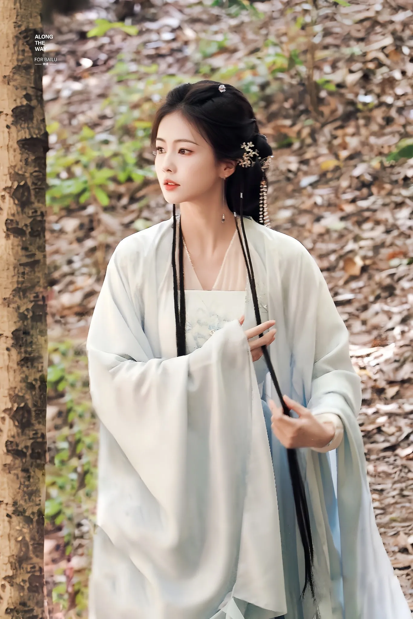 bach-loc-cong-khai-ben-tieu-soai-ca-moi-netizen-con-ran-ran-vi-nhan-sac-qua-doi-xinh-dep