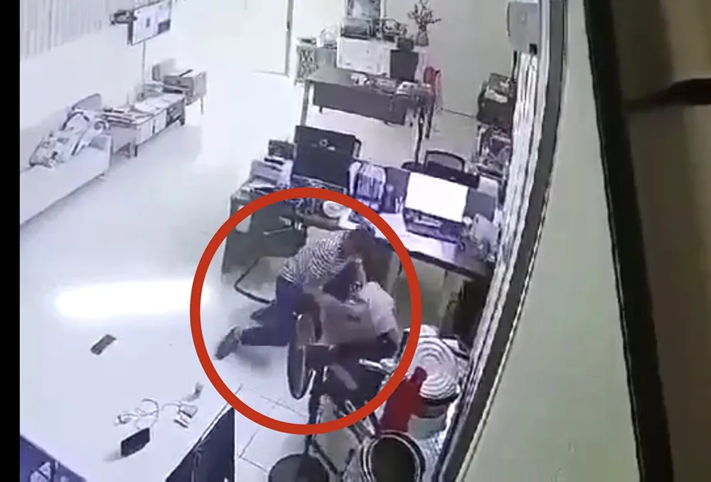 camera-giam-doc-trung-quoc-sat-hai-nu-ke-toan-3