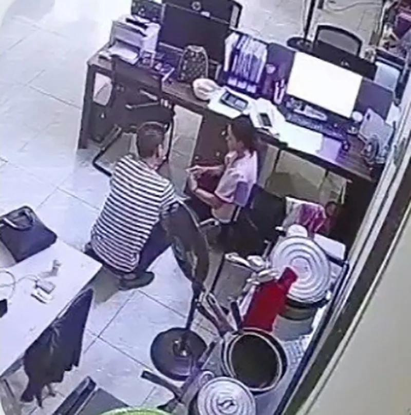 camera-giam-doc-trung-quoc-sat-hai-nu-ke-toan-7