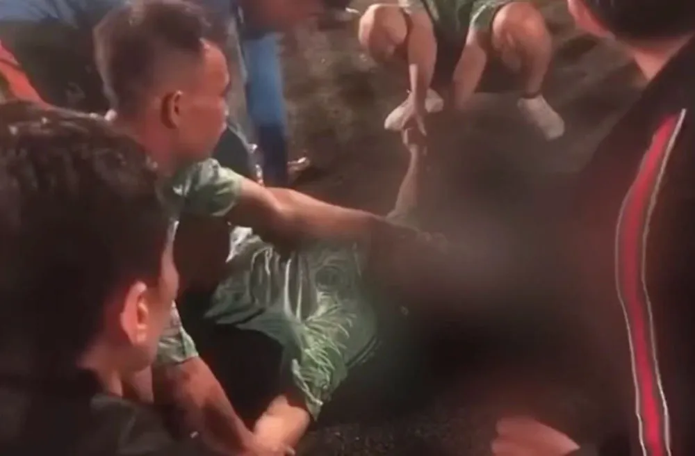 thanh-nien-da-bong-ra-di-2