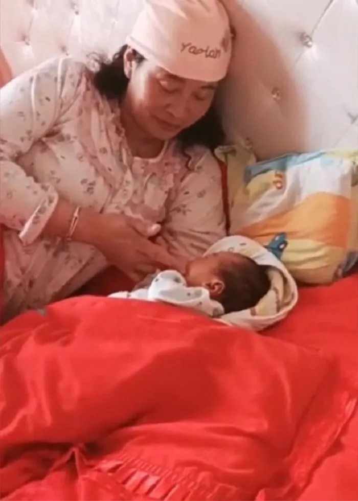 phu-nu-60-sinh-con-2