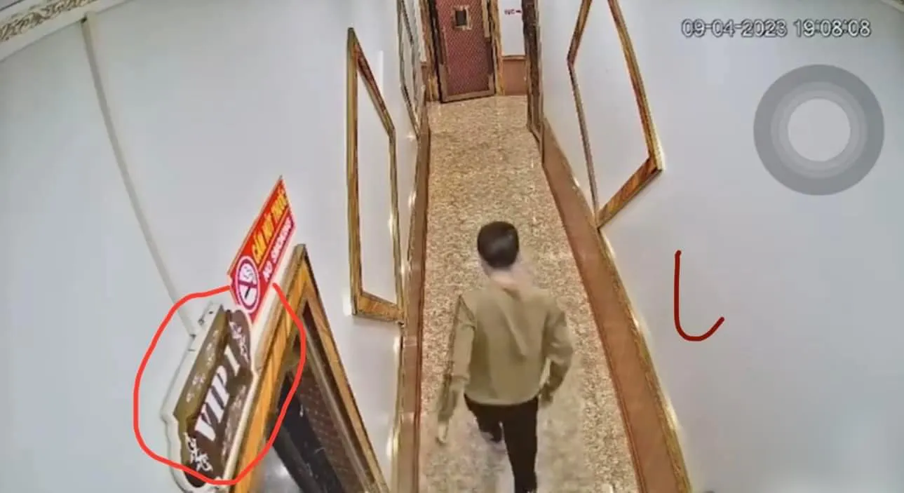 vo-danh-chong-khi-chong-buoc-ra-tu-phong-vip-1