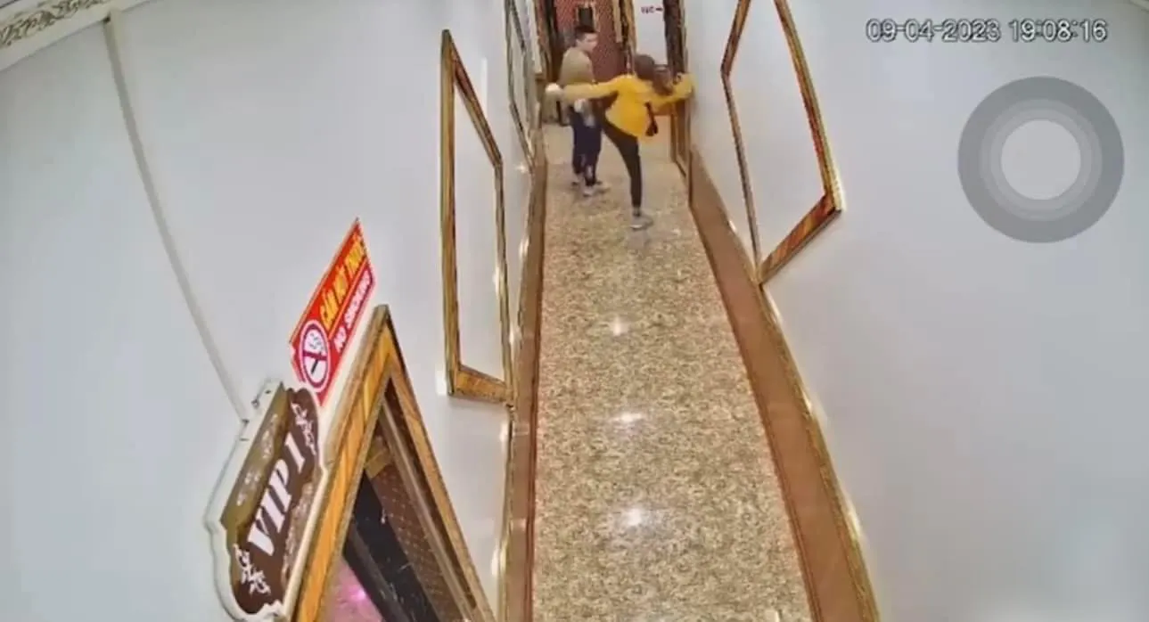 vo-danh-chong-khi-chong-buoc-ra-tu-phong-vip-2