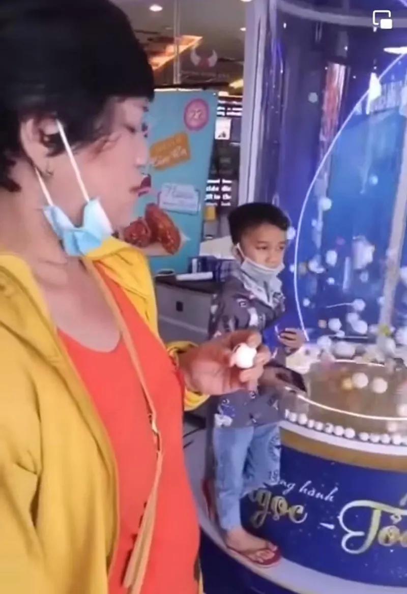 nguoi-phu-nu-boc-trung-xe-sh-nhung-khong-duoc-nhan-3