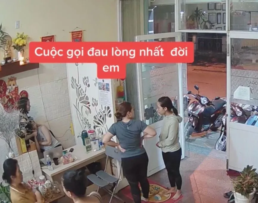 thanh-nien-khoc-nhu-dua-tre-khi-nghe-tin-me-mat-1