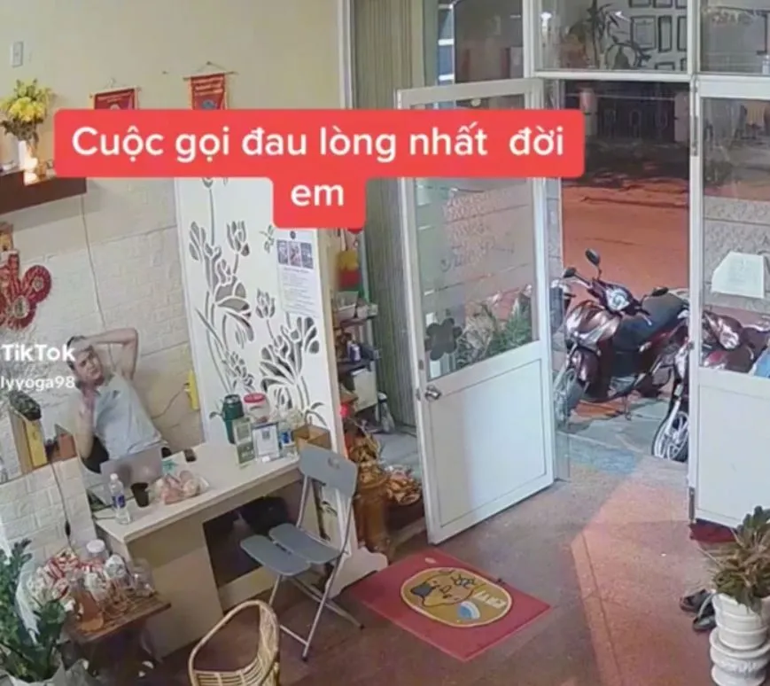 thanh-nien-khoc-nhu-dua-tre-khi-nghe-tin-me-mat-2