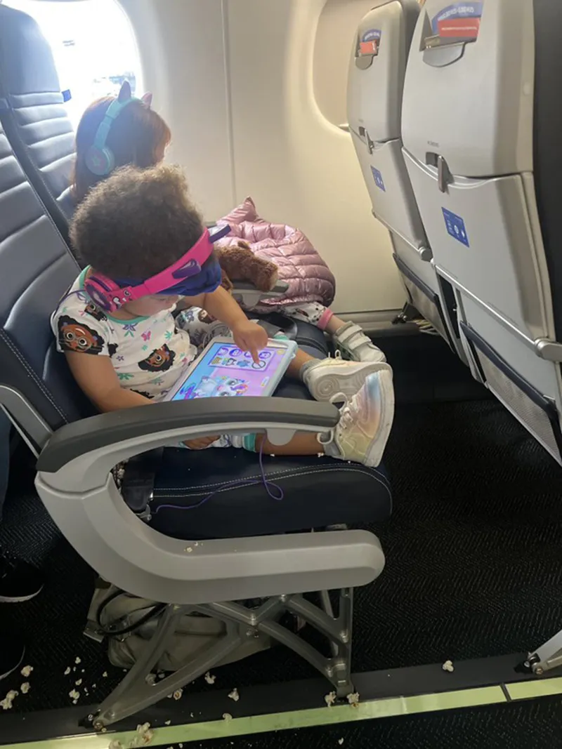 tiep-vien-hang-khong-bat-thai-phu-nhat-bap-roi-duoi-san-1