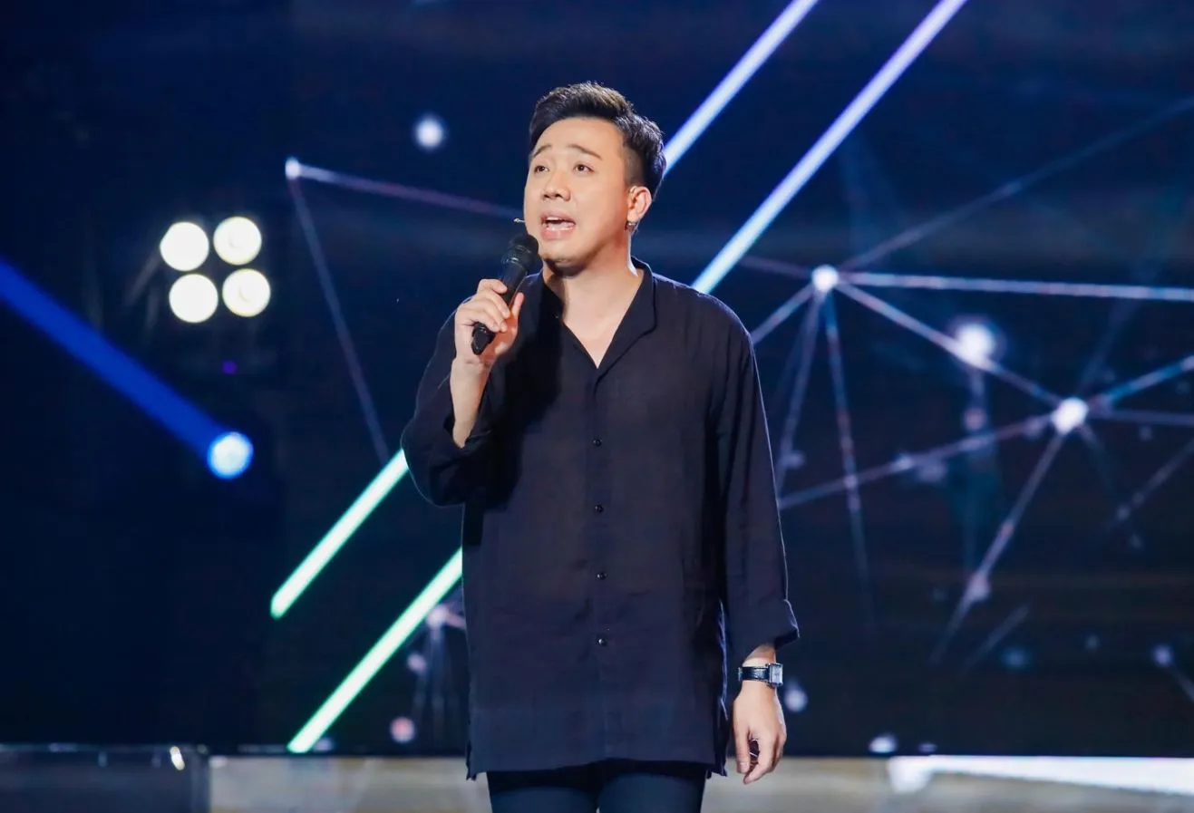 tran-thanh-deo-mat-na-thi-hat-1