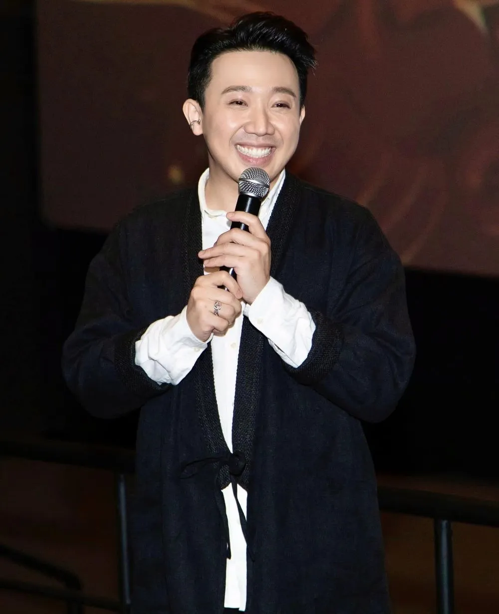 tran-thanh-deo-mat-na-thi-hat-3