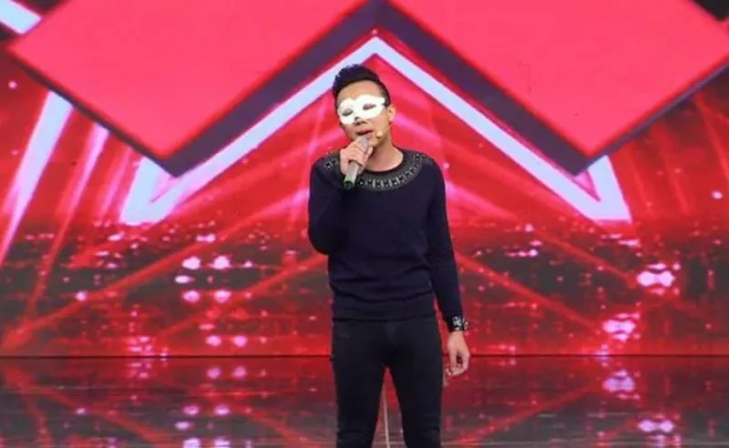 tran-thanh-deo-mat-na-thi-hat-5