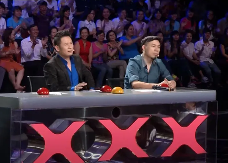 tran-thanh-deo-mat-na-thi-hat-6