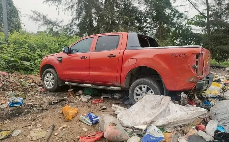 o-to-di-rua-nam-o-bai-rac-loi-khai-nhan-vien-1