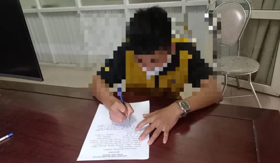 o-to-di-rua-nam-o-bai-rac-loi-khai-nhan-vien-3