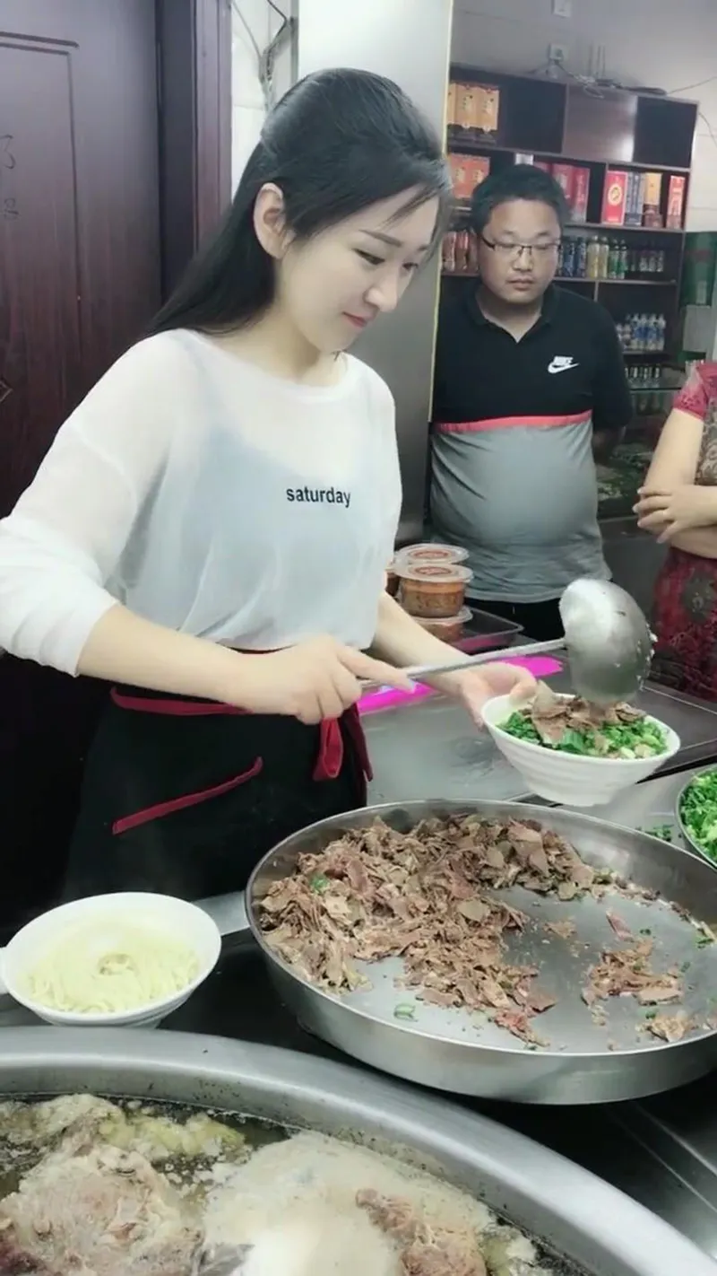 co-gai-bo-270-trieu-mo-tiem-do-an-sang-chi-thu-ve-300k-3