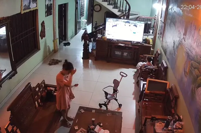 nguoi-vo-o-nha-cham-con-bong-lan-dung-ra-dat-1