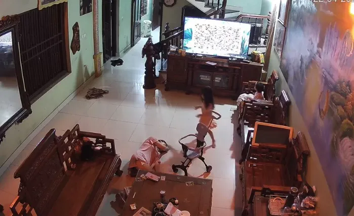 nguoi-vo-o-nha-cham-con-bong-lan-dung-ra-dat-2