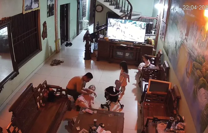 nguoi-vo-o-nha-cham-con-bong-lan-dung-ra-dat-3