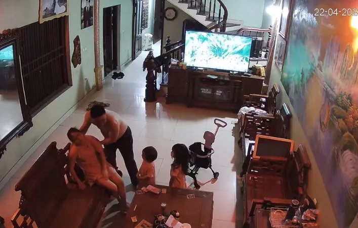 nguoi-vo-o-nha-cham-con-bong-lan-dung-ra-dat-4