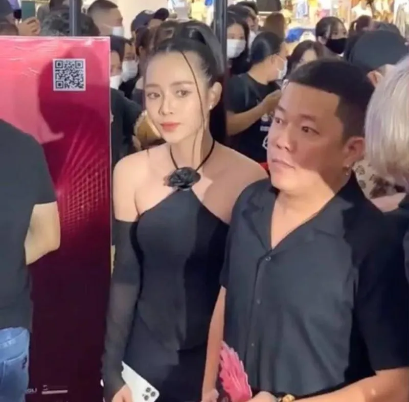 hoang-meo-sanh-doi-ben-co-gai-la-2