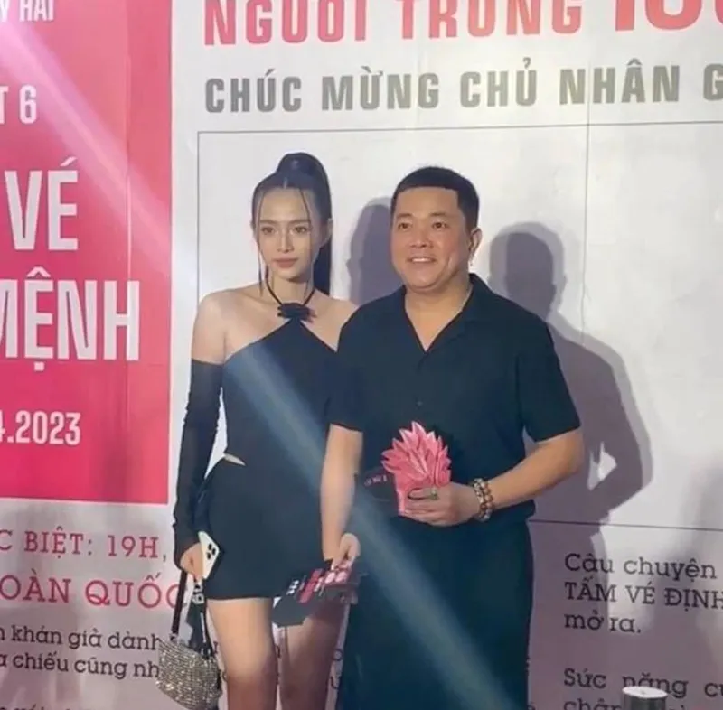 hoang-meo-sanh-doi-ben-co-gai-la-3