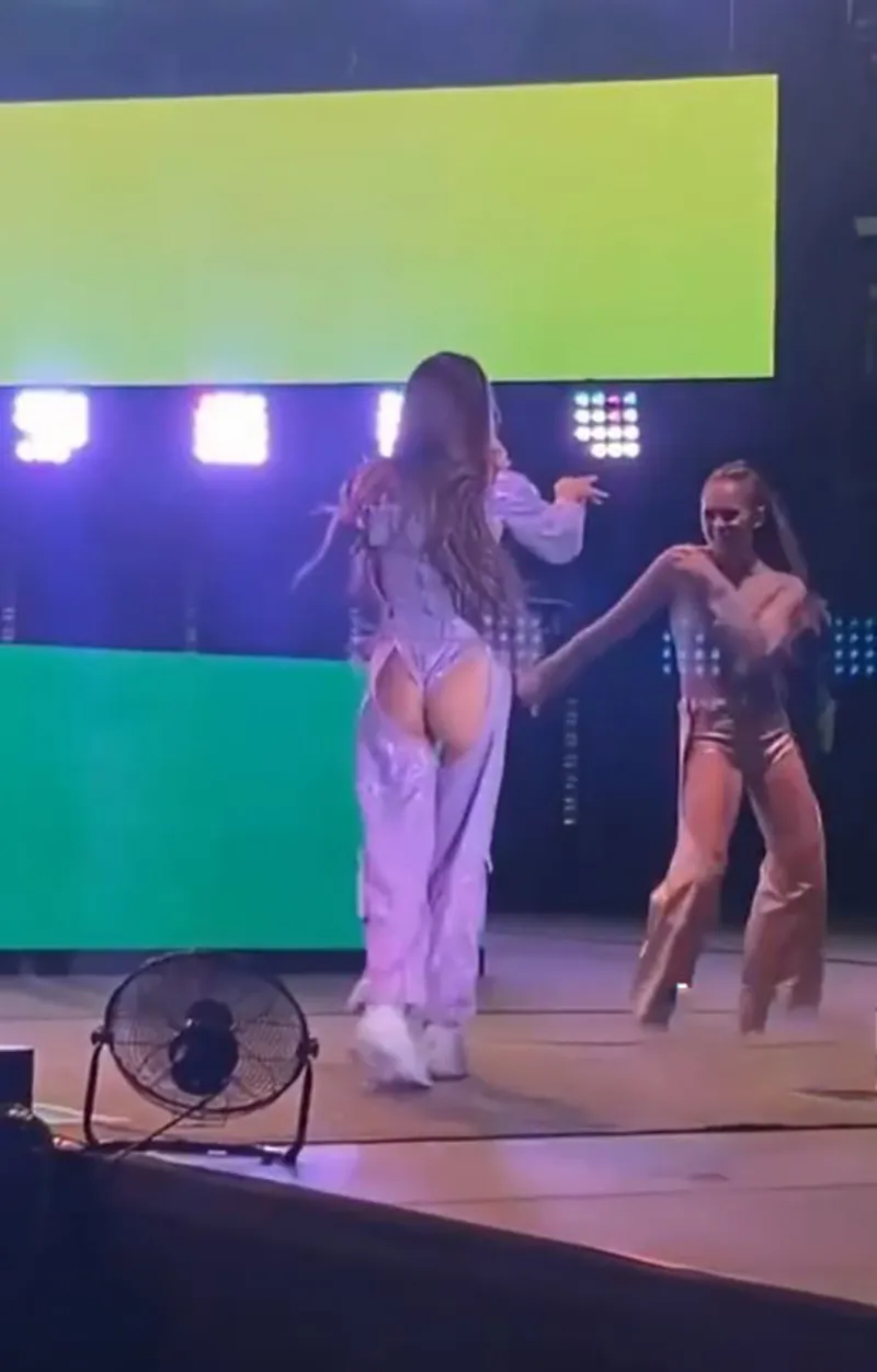 nu-ca-si-gay-lu-voi-chiec-quan-mac-nhu-khong-mac-2