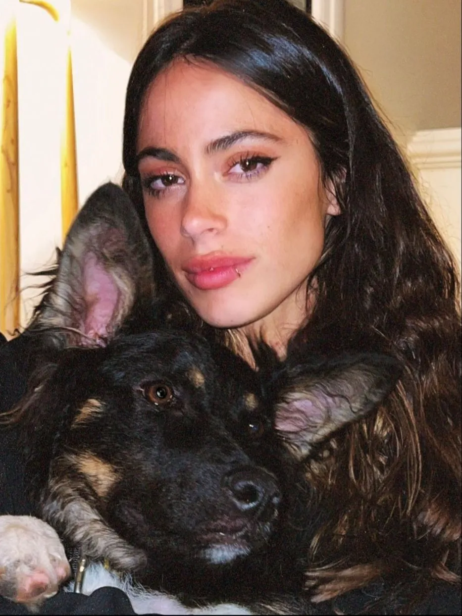 nu-ca-si-gay-lu-voi-chiec-quan-mac-nhu-khong-mac-9