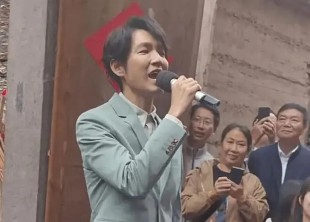 chung-han-luong-dien-mao-khac-la-1