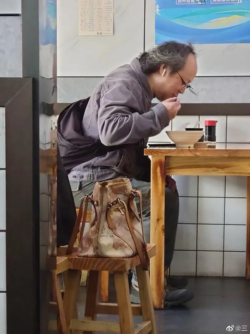 vuong-phi-bi-chi-trich-vi-chong-cu-an-mi-gia-re-1