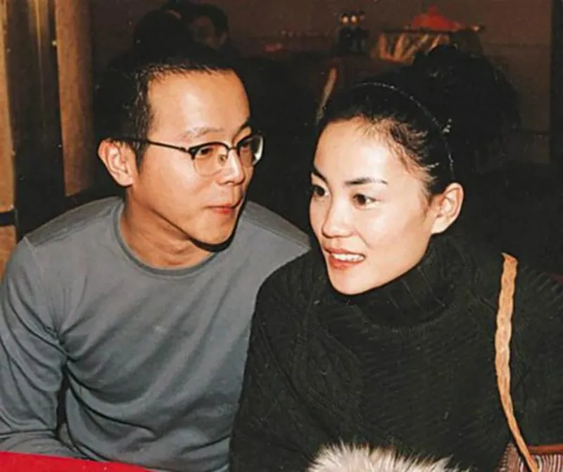 vuong-phi-bi-chi-trich-vi-chong-cu-an-mi-gia-re-2