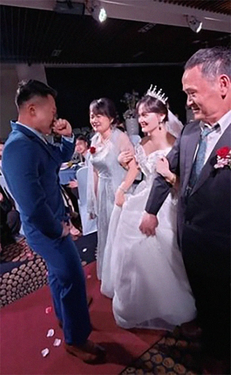 chu-re-khoc-nhu-mua-khien-bo-vo-hoang-mang-6