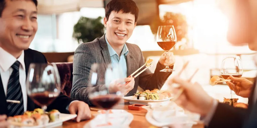 di-an-voi-sep-goi-them-mon-nhan-vien-bi-sa-thai-1