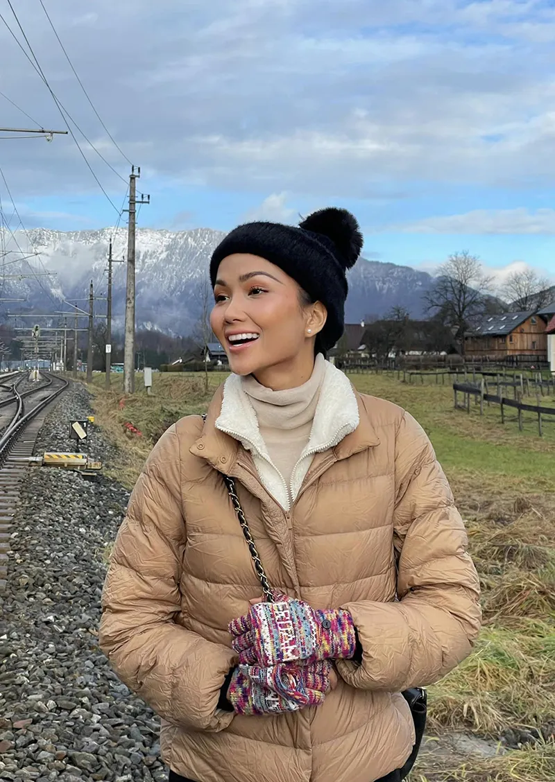 h-hen-nie-dap-tra-khi-bi-to-dien-sau-6