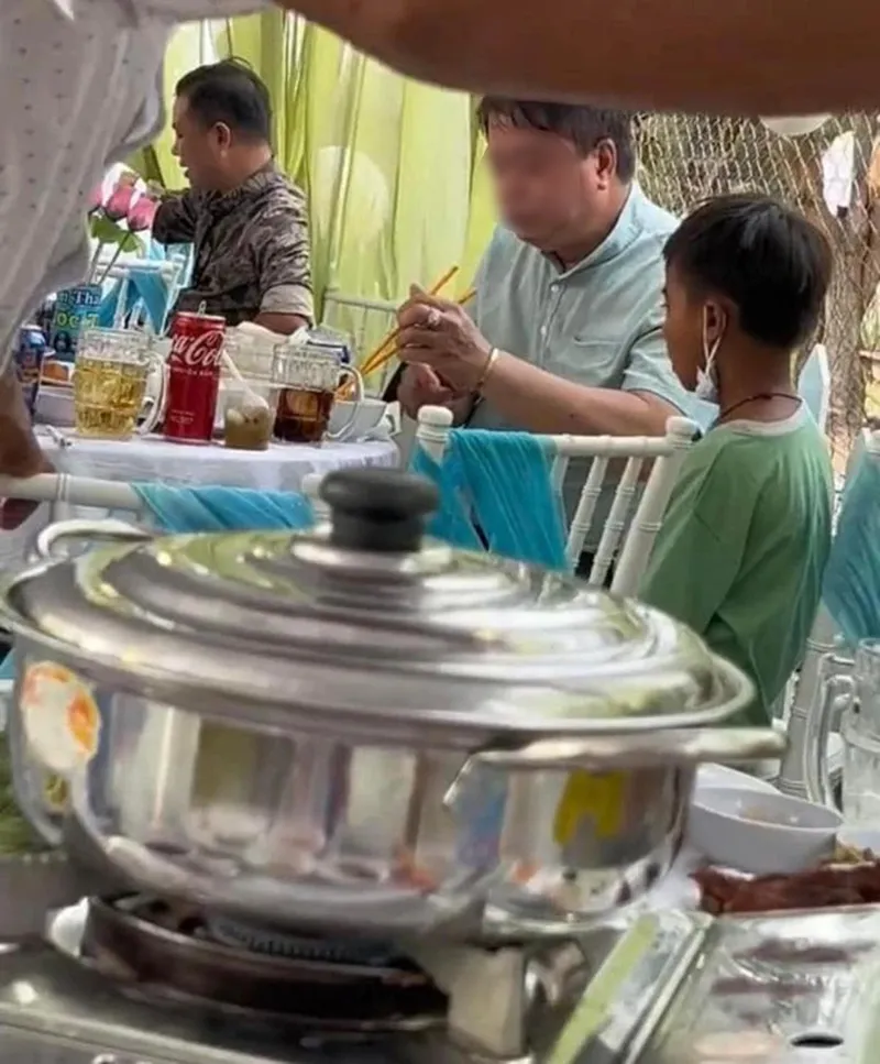 nguoi-dan-ong-gap-tung-mieng-cho-cau-be-ban-ve-so-gay-xuc-dong-manh-2