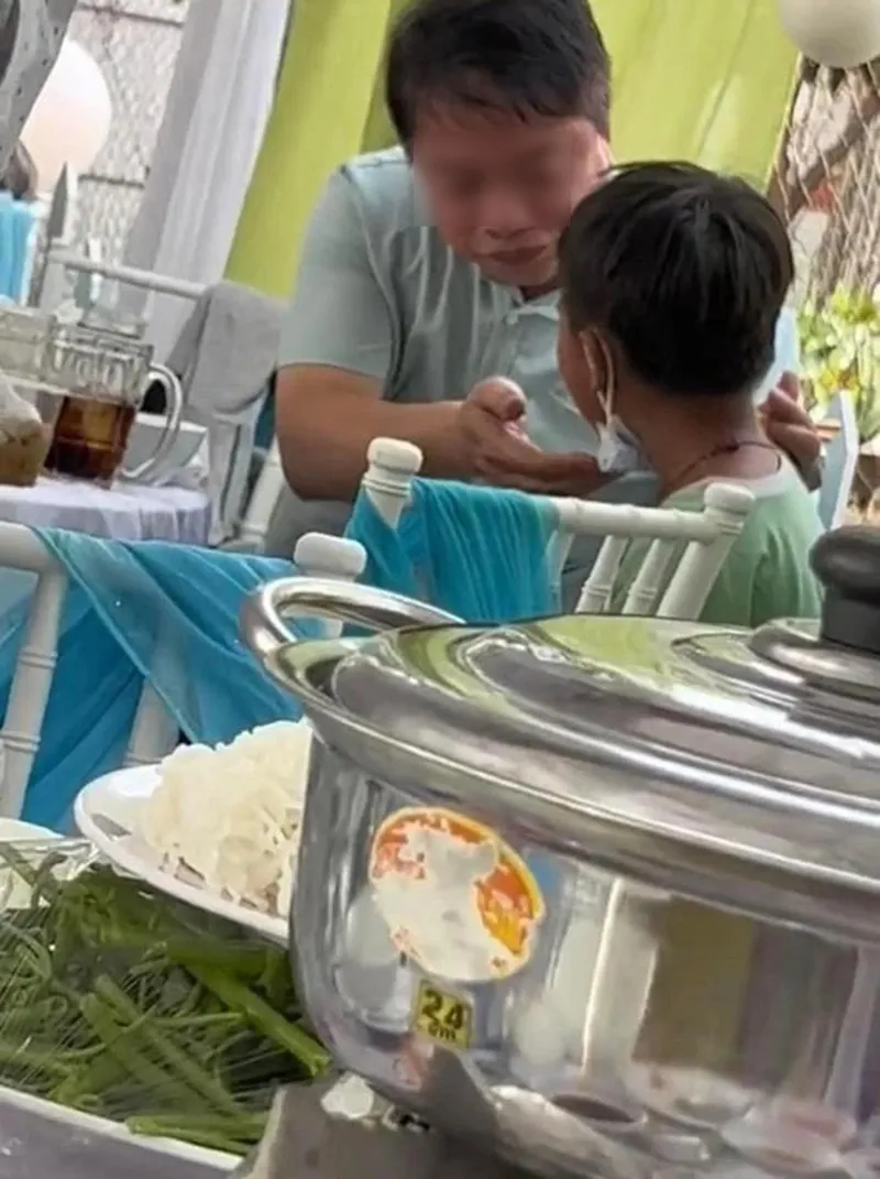 nguoi-dan-ong-gap-tung-mieng-cho-cau-be-ban-ve-so-gay-xuc-dong-manh-3