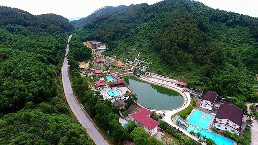 be-trai-gap-chuyen-khi-boi-o-khu-du-lich-sinh-thai-1