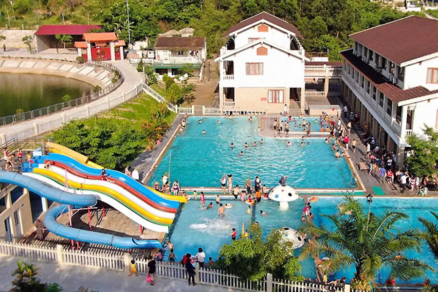 be-trai-gap-chuyen-khi-boi-o-khu-du-lich-sinh-thai-2